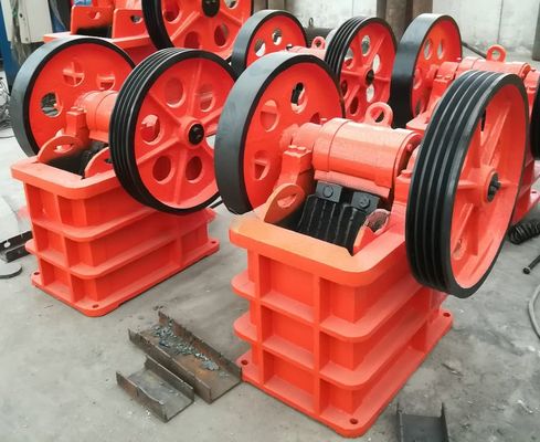 Stone Rock Mini Draagbare Dieselmotor Kaakcrusher Capaciteit 1-500t/h Afvoergrootte 0-300