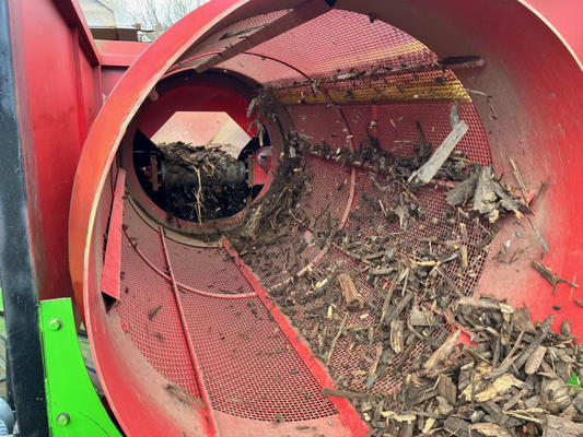 Mobiele composteertrommel scherm met transportband zware zwaartekrachtseparator voor bovengrond