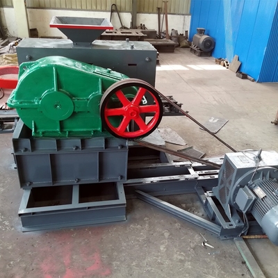Machine voor het extruderen van bakstenen met een grote rolgroef