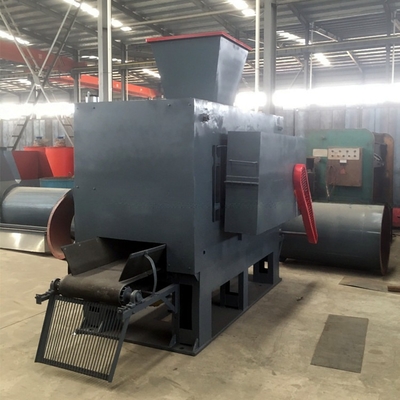 Machine voor het extruderen van bakstenen met een grote rolgroef