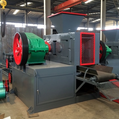 Machine voor het extruderen van bakstenen met een grote rolgroef