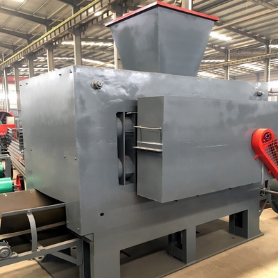 Machine voor het extruderen van bakstenen met een grote rolgroef