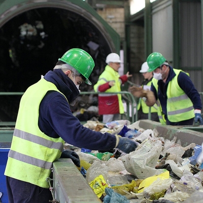 Blauwe afvalsortingsmachine voor het efficiënt sorteren van recycleerbaar en gemengd afval