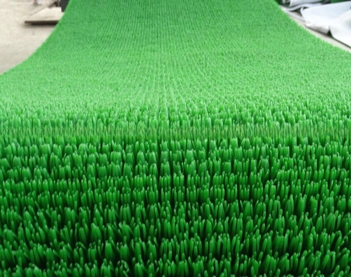 Groen kunststofgras goudmijntapijt met een hoog herstelpercentage en installatiegids