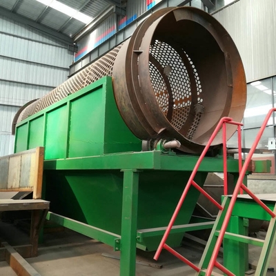 Compostmachine voor vaste afvalstoffen van grote capaciteit met een handige hopperopslagbak